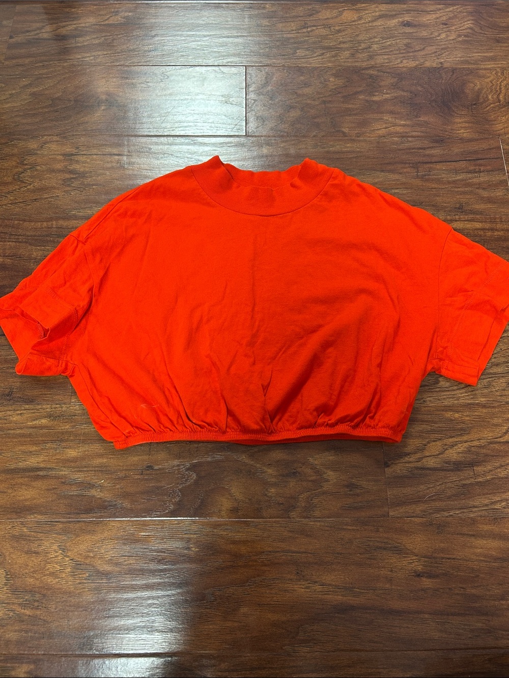 ALO Yoga Kick It Crop Tee in Cherry